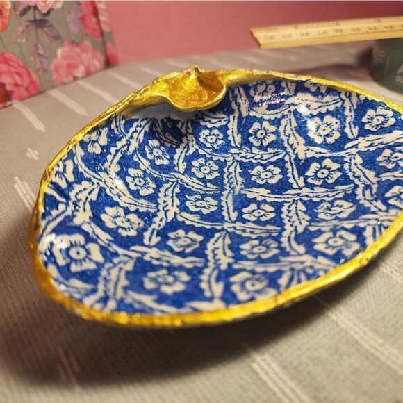 DECOUPAGE CLAM SHELL DECOUPAGE BLUE PATTERN ON A CLAM SHELL TRINKET DISH - Picture 6 of 11